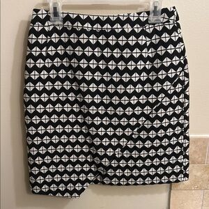 H&M Black and White Triangle Pattern Mini Skirt